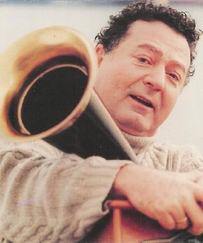 Kayahan, ertesi yl &#8220;Emrin Olur&#8221; adl almasn kard. Albmn mutfanda nceki almalarndaki isimler yer almakla birlikte dzenlemeleri Tamer ray ve kendisi yapt. 1999 ylnn Nisan aynda dokuzuncu albm &#8220;Beni Azad Et&#8221; mzik marketlerde yerini ald. Dokuz arknn yer ald almada, &#8220;Beni Azad Et&#8221;, &#8220;Yine ie Bitecek&#8221;, &#8220;Her Yerde Ayn&#8221; gibi hit paralardan olutu. Yln byk blmn geirdii Gme&#8217;e olan ban ise &#8220;Gme&#8221; adl arksnda notalara dkt.