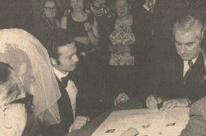 Evlilikleri  <br>  1.evlilii. Nur Hanm&#8217;la evlendi (fotorafta nikahlar grnyor), 24 yl evlilikten sonra boand . Birinci evliliinden Beste (d.1975)adnda bir kz var.  <br>  2.evlilii: 1990 ylnda Lale Aar ile evlendi, 1996 ylnda boand.