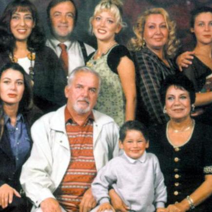 FERHUNDE HANIM VE ALES  <br>TRT'nin en uzun sre yaynda kalan dizilerinden biriydi Ferhunde Hanmlar..