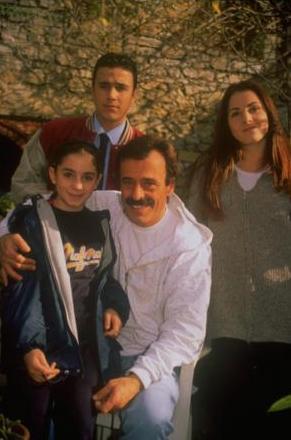 FKO'YU HERKES OK SEVD  <br>Efsane dizilerden biri olan Sper Baba dizisindeki evket Altu'un canlandrd Fiko karakteri elbette en unutulmaz karakterlerden Sper Baba bugn belli bir yan zerindekiler iin gemiin gzel anlarndan biri. Bu dizinin kadrosunda da bir ok usta oyuncu yer alyordu.