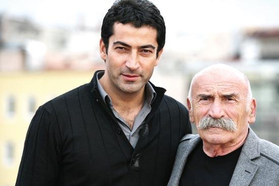 Bir dnem internetteki paylam sitelerini Day'nn dizideki iirsel konumalar sslyordu. Day, dizide senaryo gerei ld.