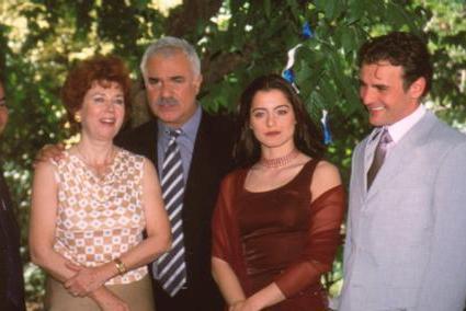 Halil Ergn uzun sre bu dizideki Mahmut rolyle seyircinin hafzasnda yer etti. Son olarak da Yaprak Dkm'nn Ali Rza Bey'i olarak hatrlanyor.