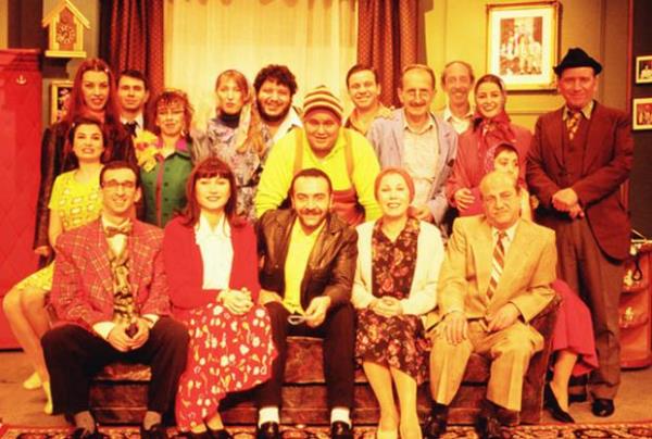 TV TARHNN EN KOMK DZLERNDEN<br>  Ylmaz Erdoan'n imzasn tayan Bir Demet Tiyatro, yllarca seyirciyi ekran karsna 'iviledi' deyim yerindeyse. Her karakteri bal bana bir dizi yaplacak kadar renkliydi. te dizide ne kan yan karakterlerden bazlar.