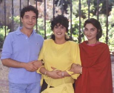 BU MAHALLEDE YAAR PERHAN ABLA<br>  Perran Kutman'n; oynad onca role ramen bir ka kuak tarafndan Perihan Abla adyla hatrlanmasna neden olan dizi 80'lerin en ok izlenen yapmlarndan biriydi.