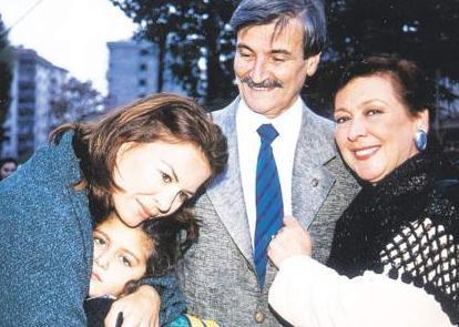 Mahallenin Muhtarlar zengin yan karakterlere de sahipti.