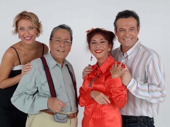 HER KARAKTER BR BAKA  <br>Glse Birsel'in kaleminden kma Avrupa Yakas'nn karakterlerinin hibiri kolay unutulmayacak trden.  <br>  Ekrann en uzun soluklu dizilerinden biri olan Avrupa Yakas'nn her karakteri aslnda adna film yaplacak kadar zengindi. Bata Gazanfer zcan'n oynad Tahsin Stolu ve Hmeyra'nn oynad ffet olmak zere..