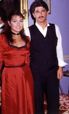 ener'in Feride karakteriyle hafzalarda yer ettii dizinin Kamuran' Kenan Kalav'd. Munise'yi ise Mine ayrolu oynuyordu.