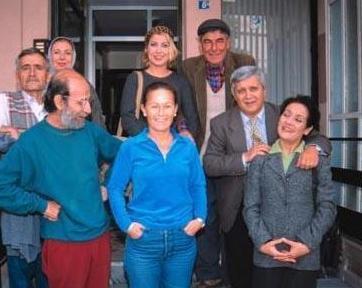 HER KARAKTER AYRI LGN<br>  TRT'nin en uzun soluklu dizilerinden biri olarak tarihe geti Bizimkiler. Dizideki her karakter ylesine yaamn iindendi ki, herkes tarafndan ksa srede benimsendi.