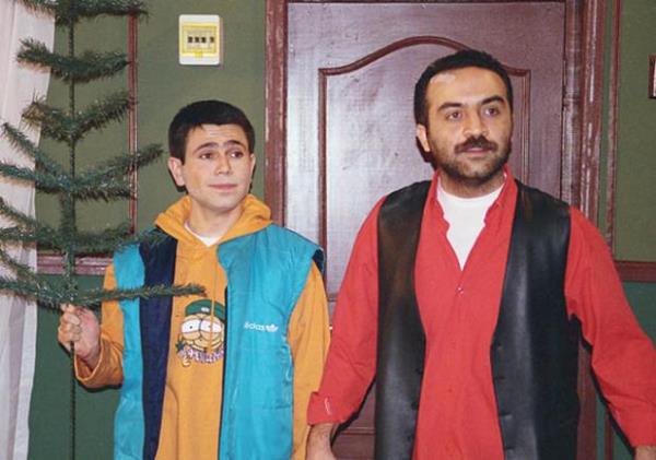 K KARAKTER BRDEN CANLANDIRDI<br>  Yalan Dnya'da iki ayr karakteri canlandran Olgun imek, Bir Demet Tiyatro'da da benzer bir rol stlendi. imek'in canlandrd karakterlerden biri Almanya'daki babasn bekleyip duran Kudret adl bir renciydi. Dieri de seyircinin "sahnesi gelse de doya doya glsek" diye bekledii kapc.