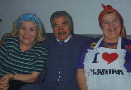 'NR GANTAR' VE ALES  <br>Bugn hemen hemen her kanalda yer alan sit- com'un Trkiye'deki ilk rneklerinden biriydi Kaynanalar dizisi.  <br>  1974 ylnn mays aynda ekrana gelmeye balayan dizide Nuri Kantar ve ailesinin yks anlatlyordu.