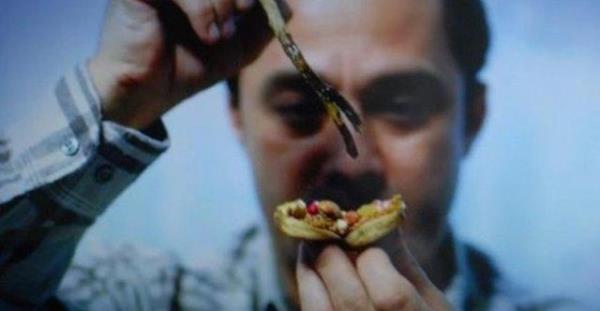 "Tarih ncesi bir dnemde yaayan Seikilos, intihar etmeye karar verir ve bunun ncesinde Msr'dan ard ustalara kendisini ve ldrd ak Euterpe'yi mumyalatmaya karar verir. Aradan geen binlerce yln ardndan Ege blgesinde yaamakta olan bir oban, mezar kazara atnda Seikilos beklenmedik bir ekilde canlanr. Gzlerini atnda ebedi akn mezarnda bulamayan Seikilos onu aramaya balar. Bu srada yolu Mustafa ve Hatice ile kesitiinde ilgin bir macera balar."