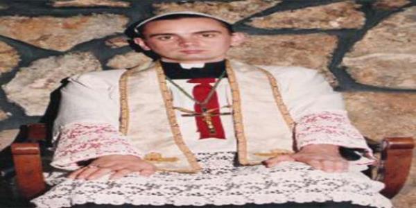 Eitlik prensibine gre Kardinal Okulu'nun bir papa sememesi halinde Katoliklerin bunu seve seve yapabileceini sylyorlar. 1990 ylnda kendisi, annesi ve babasnn da dahil olduu 6 kii tarafndan papa seilen David Bawden hala grevini yapmakta.