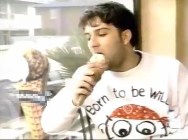 lkemizi arklaryla dnya apnda temsil eden Megastar Tarkan'n 1995 ylna ait reklam grntleri grenleri artyor.