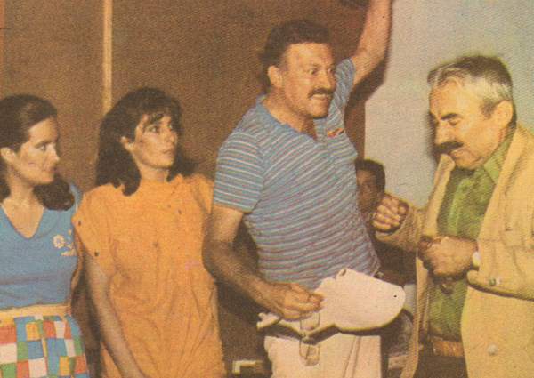 "S&#807;alvar Davas" filminin kamera arkasnda yo&#776;netmen Kartal Tibet oyunculara sahneyi anlatyor.