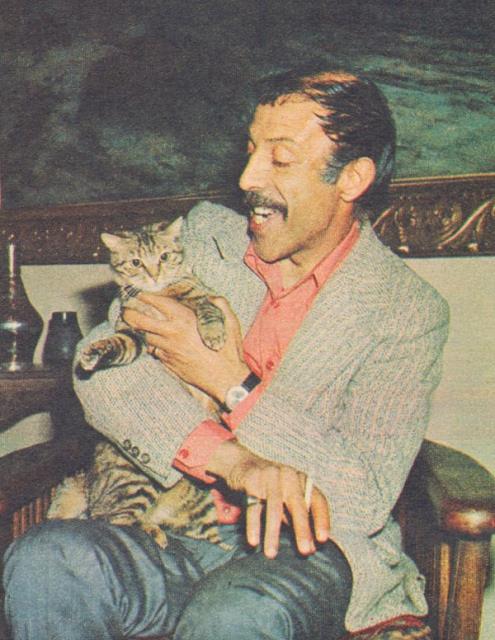 Mu&#776;nir zkul ve Saime isimli tekir kedisi.