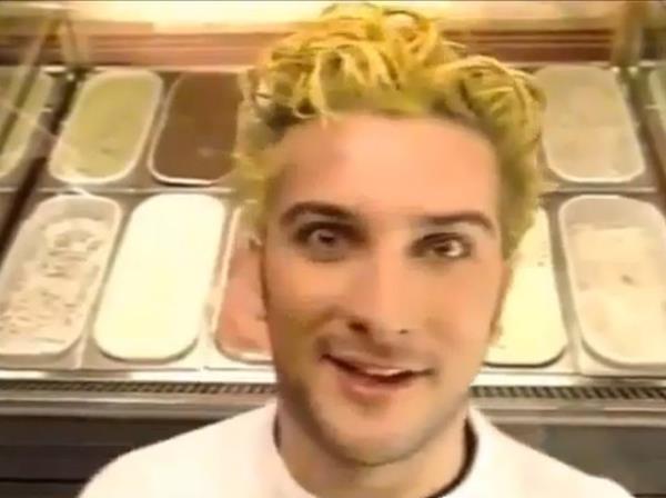 Tarkan'n ikinci albm 'Aacayipsin' ile 6 ayda 1.5 milyon gibi byk bir sat zamanlarda ekilen dondurma reklamnda Tarkan'n dondurma yeme ekli gze arpyor.