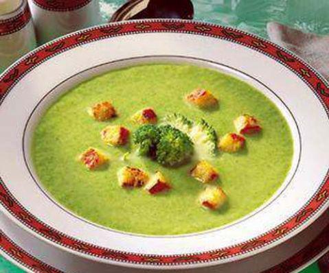 Hi bir antibiyotik yoktur ki baklk sistemimizi zayflatmasn. te brokolinin nemi bu noktada ortaya kmaktadr; ayn zamanda hem baklk sistemimizi glendirmekte hemde antibiyotik vazifesi grmektedir. Brokoli, meme, prostat, barsak ve idrar kesesi kanserlerine kar gl bir koruyucudur. Brokoli ierdii baz indol ve indol trevleri (bitkisel hormonlar) asndan ayr bir nem tamaktadr. Bu sayede vcudumuzdaki hormon dengesini ayarlayc zellie sahiptir. Menopoz dnemindeki bayanlar iin strogen hormonunun dzenli almas iin brokolideki bitkisel hormonlardan yararlanmaktadrlar. Brokolinin kendine zg olan sellozik yaps (lifli yap) barsaklarda oluan toksinlerin uzaklatrlmasnda (toksin atc) ve alnm olan ar metallerin emilmesinde byk rol oynamaktadr. Brokolinin bu lifli yaps dknn dzenli bir ekilde dar atlmasn salar. Kabzl nleyicidir