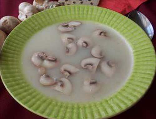 Mantar orbas: Tm dnyada onbinlerce eidi bulunan mantar protein ve demir asndan ok zengindir. Ayrca mantarda A, B, D, P ve K vitaminleri ile kalsiyum, potasyum, fosfor ve bakr mineralleri de bulunur. erdii Protein deeri sayesinde etin yerini tutar. Baklk sistemini glendirerek hastalklara kar direnci arttrr.