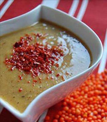 Kandaki kt kolesterol dzeyini drr: Bylece kalp krizi geirme rizikosunu azaltr; kalp dostu bir besin olduunu kantlar. Yksek oranda lif iermesi nedeniyle mercimek eker hastalar iin deerli bir besindir: nk inslin ve kan ekerini drr. Yksek lif ieriiyle peklie iyi gelir ve kaln barsaklarn almasn dzene sokar. Hemoroit ve dier kaln barsak sorunlarnda iyiletirici etkiler yapar. Mercimek ierdii yksek orandaki demir ve folik asit nedeniyle kanszl nler.