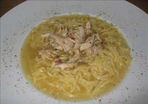 Tavuk ve pili, protein, madensel tuzlar ve vitamin kaynadr. G ve enerji verir. bni Sina ve Hipokfat gibi eski hekimler tavuk etini pek ok hastala kar ila olarak verirlerdi. Kolestrol yapmaz. Yallar, bata gs olmak zere, korkmadan bol bol tavuk eti yiyebilirler.* Krmz ete gre daha dk oranda ya ieren tavuk eti tketmek ise kalp krizi riskini yzde 19 orannda azaltyor.