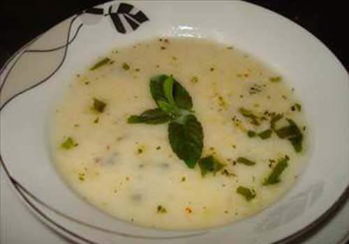 Yourt yksek kolesterol ve diyabet hastalar iin olduka faydaldr. Kt kolesterol drr, iyi kolesterol ykseltir ve yalarn harcanmasn kolaylatrarak imanlamay nler. Karn blgesindeki fazla kilolardan kurtulmak isteyenler iin yourt ideal bir besindir. Japonya'da yaplan aratrmalar, ekersiz yourdun nefes kokusunu giderdiini, di ta ve di eti iltihaplarn doal yollardan nlediini ortaya koydu. Aratrma kapsamnda 6 hafta boyunca gnde bir porsiyon yourt yiyenlerin yzde 80'inde nefes kokusuna yol aan hidrojen slfit dzeyinin dtn belirten Japon bilim adamlar, yourdun ieriindeki maddelerin bu rahatszlklar nlediini vurgulad.