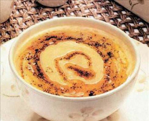 100 gr toz tarhanada 14,1 gr protein, 58,8 gr karbonhidrat ve 3,9 gr ya, 78 mg kalsiyum, 0,5 mg demir bulunur. yi bir protein, kalsiyum, A vitamini, B1 vitamini, B2 vitamini ve likopen kaynadr. Trk mutfann vazgeilmez tatlarndan olan tarhana orbas; besleyici, doyurucu ve tamamlayc bir besindir. Piirilirken iine nohut, mercimek, kyma gibi besinler eklenerek besin deeri daha da ykseltilebilir. Diyabet, hipertansiyon ve obezitenin tbbi beslenme tedavisinde glisemik indeksinin beyaz ekmekten dk olmas ve doyurucu zelliinin fazla olmas nedeniyle tavsiye edilen bir besindir.