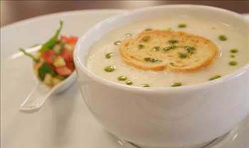 Tavuk orbas: Gripten kurtulmak iin ila kullanmak istemiyorsanz, uzmanlar doal yollar neriyor. Et suyu ve tavuk suyuyla orba hazrladnzda ya ilave etmenize gerek kalmaz. Kk et ve tavuk parackl orbalar enerji verir tok kalmanz salar. Tavuk sulu sebze orbalar, ntrofil ismi verilen iltihap hcrelerini engelliyor. (Ntrofiller, solunum yollarnda muks salgsn artrarak ksrk, burun tkankl, geniz aknts gibi hastalk belirtilerinden sorumlu tutulan hcrelerdir.)