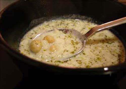 Akam yenen bir kase yourt uykuya dalmay kolaylatrr. shali olanlarda yourt ve ayran iyilemeyi hzlandrr. Yourdun alerjik etkisi ok azdr. Yaplan almalar ok yourt yiyenlerin az yiyenlere gre daha uzun mrl ve daha salkl yaadklarn gstermitir. Yourt, vitamin ierdii iin suyu szlmeden yenmelidir. Szme yourt B vitamininden fakirdir. Hangi yata olursanz olun, salkl ya da hasta, her gn mutlaka 1 kase yourt yemeyi ihmal etmeyin. Bylece salkl ve uzun mrl yaayabilirsiniz.