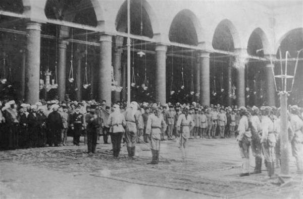 Mescidi Nebevinin  Avlusunda Sancak Merasimi