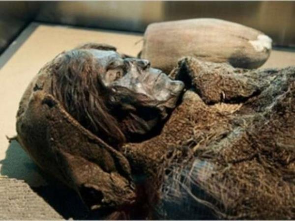 in'de yaplan arkeolojik bir kazda bulunan 300 yllk bir mumya, tabutun kapan aar amaz, oksijenle temas etmesi nedeniyle yaklak 1 saat iinde simsiyah oldu.