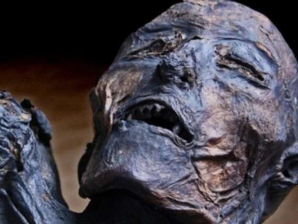 Arkeologlar, erkek mumyann kyafetlerinin de bu Hanedanlk dneminden izler tadn belirtti.