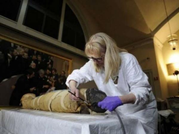 Cesedin, mangal kmr ile doldurulan tabutun sk skya kapatlmasndan tr ieriye bakteri girmedii ve bu mumyalanm hale geldii dnlyor.