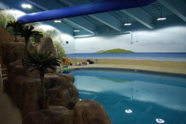 Atom bombas infilakna dayanacak ekilde ina edilmi siloyu bir barnaa evirmekte olan Hall,