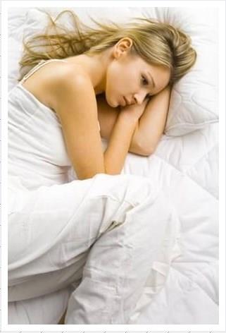 Cenin pozisyonunda yatanlarn salk durumu:  <br>  Sola bklerek uyumak baz salk problemlerine yol aabilir zellikle yaamsal organlar olan akcier, mide ya da karacierde. Bu yzden cenin eklinde uyuyanlar iin uzmanlarn tavsiyesi saa doru bklerek uyumaktr.