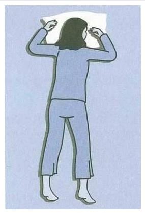 5-Serbest düşüş pozisyonu: Midenin üzerinde, eller başın üstünde ve yastığın etrafında ,başınız da sağ ya da sol yana dönük yatış pozisyonu.