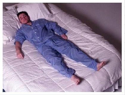 Salk: Bu ekilde srtst uyumak nefes problemlerine ve horlamaya sebep olabilir zellikle de horlamanz yannzda uyuyan kiilerin berbat bir gece geirmesine yol aabilir. Yzst yatmanz hem sizin iin hem de yannzda uyuyan insan iin daha huzurlu olabilir.