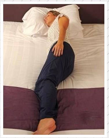 Karakter: bu pozisyonda uyumay tercih eden insanlarn da dnk ve uysal olduu saptanmtr. Bu insanlarn en zayf noktalar herkese ok kolay gvenmeleridir.