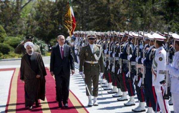 Erdoan burada bir dizi temaslarda bulunacak. 8 ayr anlama imzalanacak. Bata Yemen'de yaanan olaylarn ele alnaca ziyarette ekonomik alanlarda da nemli grmeler olacak. Yemen konusunda geen hafta ran'a sert bir k yapan Erdoan, burada da ayn uyarlarn srdrecek.