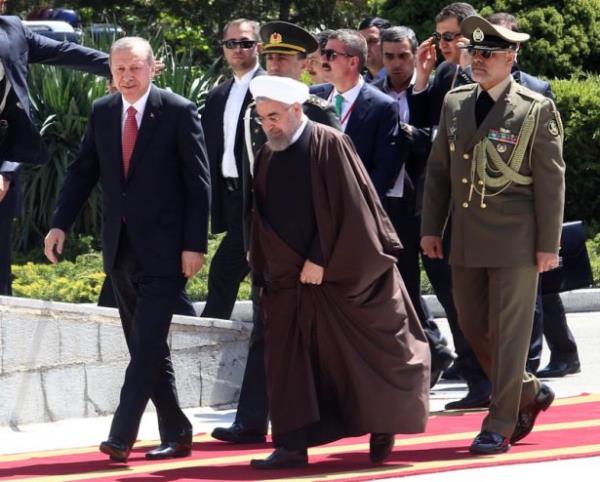 Erdoan'n makam arac, Sadabad Saray'na geliinde atl askerler tarafndan sarayn d kapsnda karland.    &#8203;