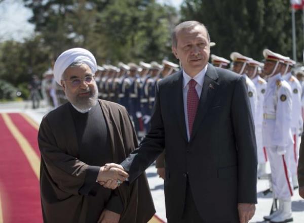 Cumhurbakan Erdoan ile Ruhani'nin tren alanndaki yerlerini almalarnn ardndan milli marlar okundu. Tren ktasn selamlayan Erdoan ve Ruhani daha sonra tokalaarak gazetecilere poz verdi.