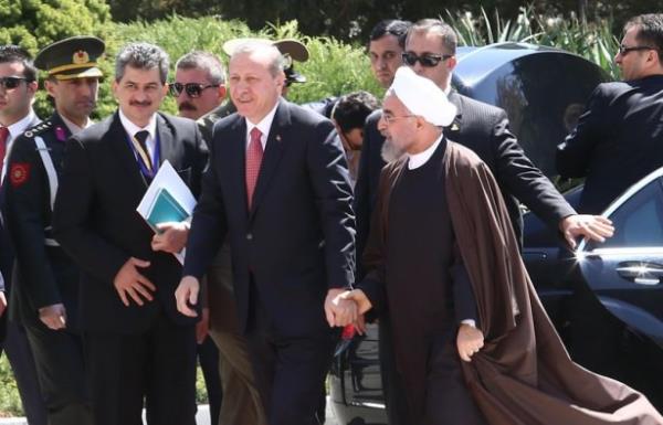 Atl askerler eliinde saray yerlekesine giren Cumhurbakan Erdoan' trenin yaplaca alanda ran Cumhurbakan Ruhani karlad. Makam aracndan inen Erdoan, Ruhani ile sarld. ki liderin bir sre el ele yrmesi dikkati ekti.