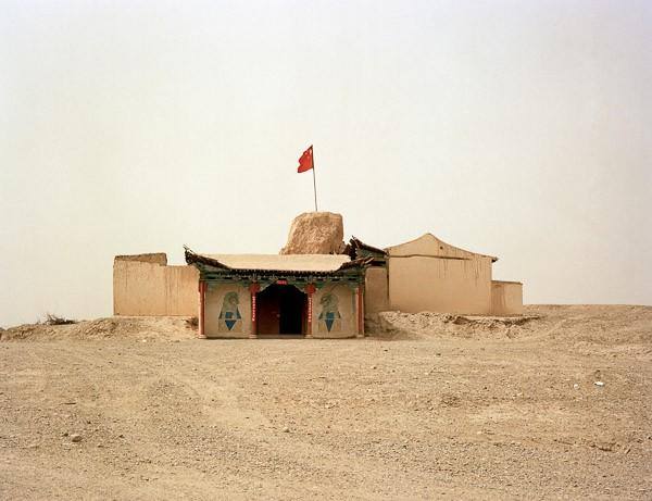 Duvarn yapmnda kullanlan har ierisinde toprak, ta, plastik, ahap, tula, kil veya kire ta gibi o gnn artlarnda bulunabilecek malzemelerden olumutur.