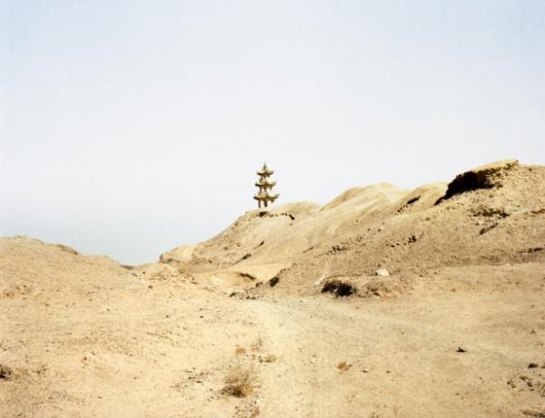 El arabas bu duvarn inas srasnda inliler tarafndan bulunmu ve duvarn inaatnda kullanlmtr.