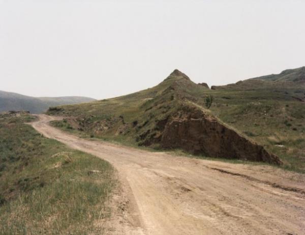 Bazlarnn bizzat duvarn iine gmld dnlmektedir. Belki de duvarn harcnda insan kemikleri kullanlm efsanesi buradan domu olabilir.