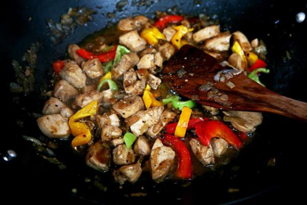 B2 Vitamini<br>  Yeil yaprakl sebzeler, badem, peynir, tavuk, sr eti, bbrek, budayda bulunur. Deri ve gzleri korur, byme ve gelimede yardmcdr.