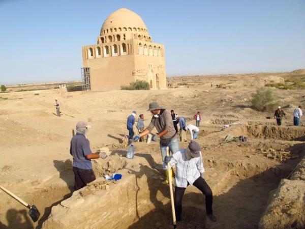 "Bu caminin snrlarn belirlemek mmkn deildi. Yaklak iki futbol sahas byklnde bir alan kapladn dnyoruz. Avlusu ile olduka byk bir yap."