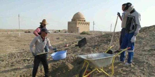 "Buraya ilikin 19. yzylda arlk Rusya'snda bilimler akademisinden Yukovski, Merv antlar hakknda aratrma yapyor" diyen Eravar, unlar syledi: "O da 'Alparslan'n mezar neredeydi' diye soruyor."