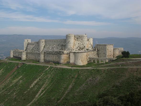 Crac des Chevaliers &#8211; Suriye: Hal seferleri esnasnda Humus kenti yaknlarnda ina edilen kale, beyaz rengi ile etkileyici bir yapdr. UNESCO&#8217;nun dnya miras listesinde olan nemli yaplardandr.