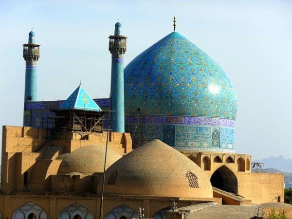 mam Cami &#8211; ran: 17. yzylda ina edilen cami, ran&#8217;n sfahan ehrinde bulunmaktadr. inileri ve 54 metre yksekliindeki kubbesiyle etkileyici bir yapdr.