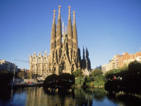 Sagrada Familia &#8211; spanya: Sra d mimar Antonio Gaudi tarafndan Barcelona&#8217;da yaplan ok grkemli gotik bir katedraldir. Hala tamamlanamam olan bu yap, Gaudi&#8217;nin lmnn 100. yl olan 2026 ylnda en yksek kilise olarak tamamlanm olacak.